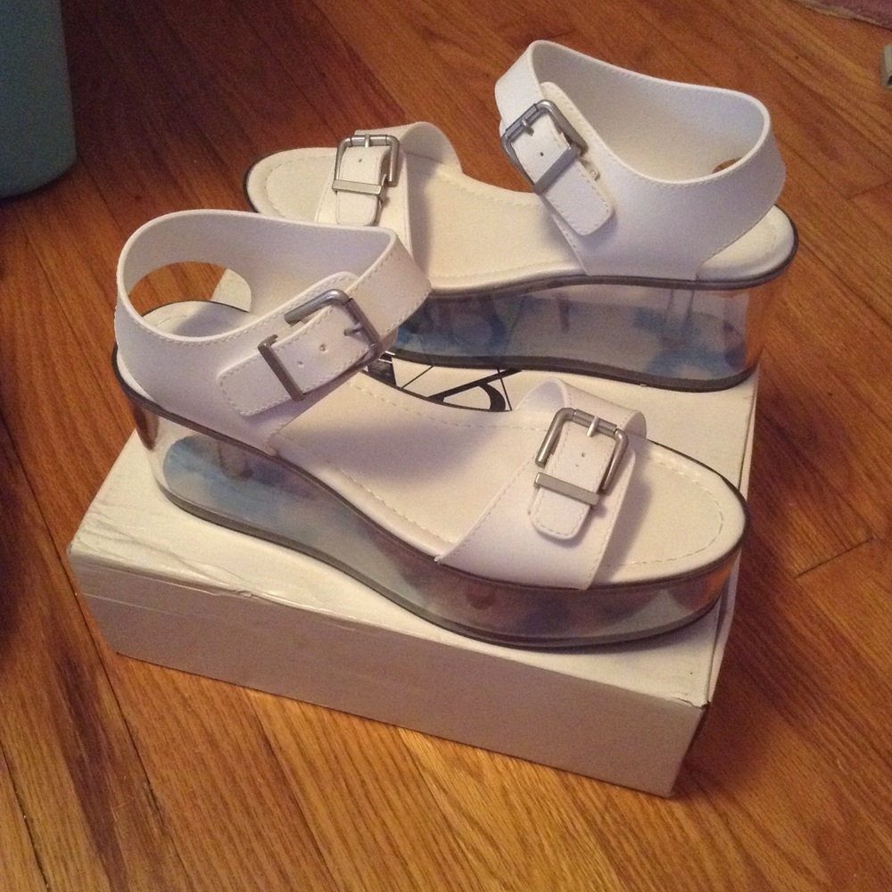 NWT YRU QLOUD Athena white Size 10